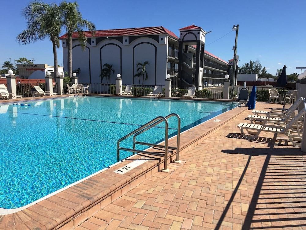 Days Inn By Wyndham Fort Myers Kültér fotó