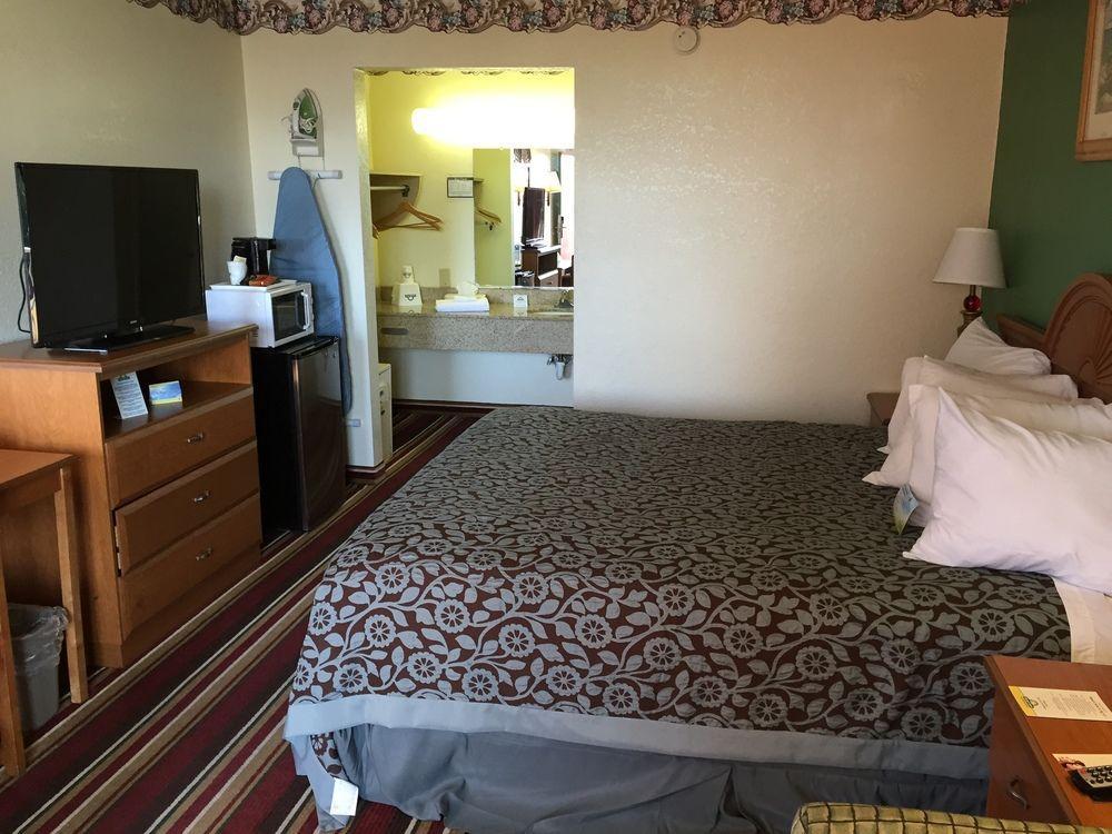 Days Inn By Wyndham Fort Myers Kültér fotó