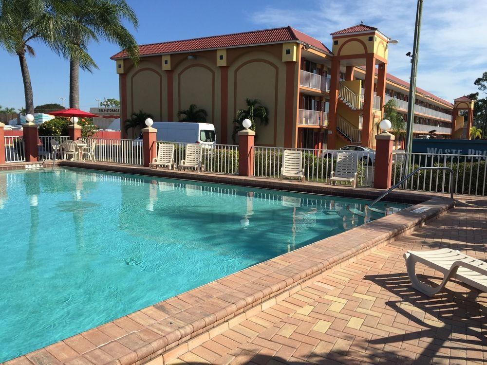 Days Inn By Wyndham Fort Myers Kültér fotó
