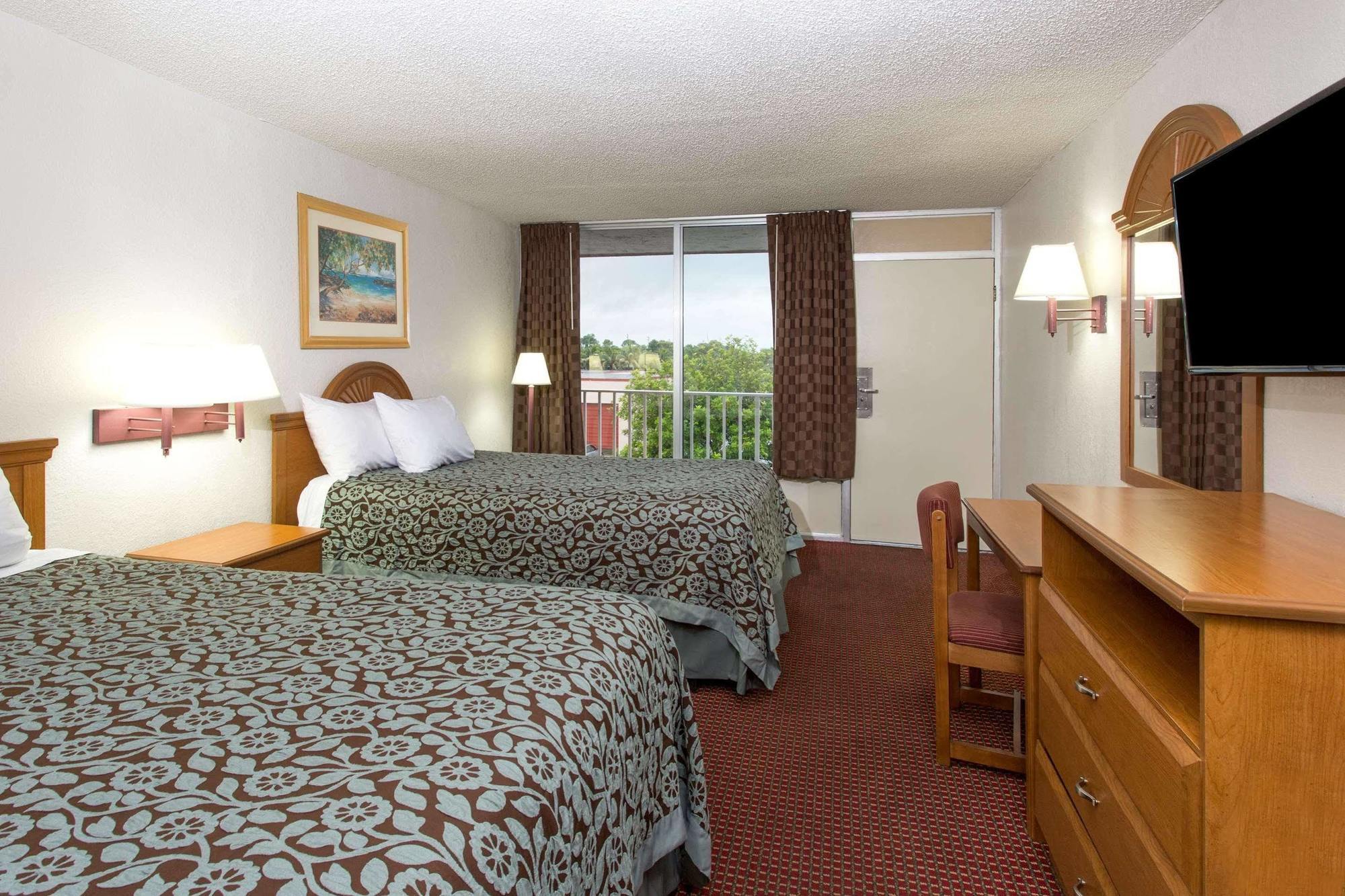 Days Inn By Wyndham Fort Myers Kültér fotó
