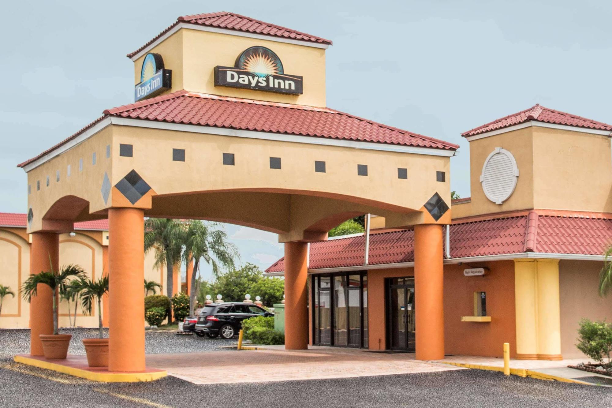 Days Inn By Wyndham Fort Myers Kültér fotó