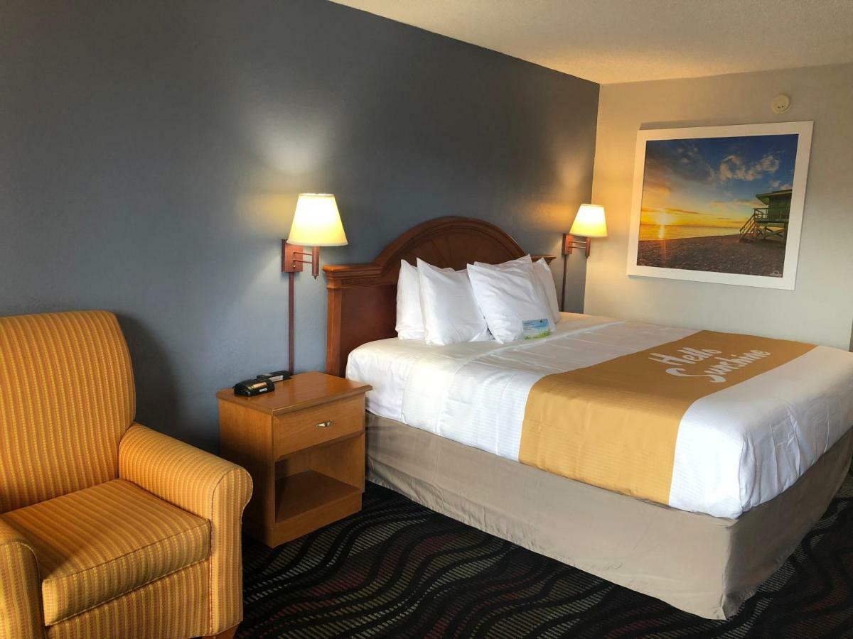 Days Inn By Wyndham Fort Myers Kültér fotó